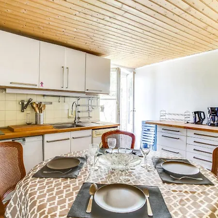 De Gaulle Apartment *